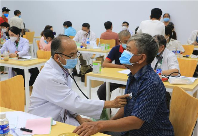 Vĩnh Long: Khám, phát thuốc miễn phí cho 2.500 người nghèo, khuyết tật ảnh 1