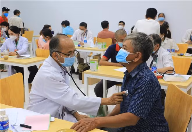 Vĩnh Long: Khám, phát thuốc miễn phí cho 2.500 người nghèo, khuyết tật ảnh 1