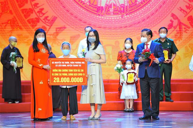 Các cá nhân, doanh nghiệp và các quận, huyện đóng góp ủng hộ phòng, chống COVID-19 trong chương trình. (Ảnh: Minh Đức/TTXVN) Hà Nội quyên góp được hơn 1.700 tỷ đồng, 2,5 triệu liều vaccine ảnh 2