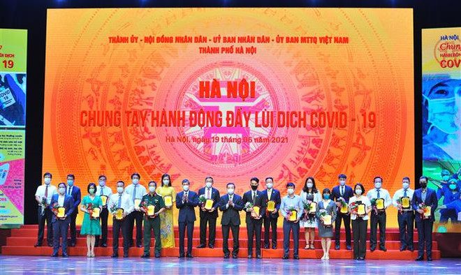 Các cá nhân, doanh nghiệp và các quận, huyện đóng góp ủng hộ phòng, chống COVID-19 trong chương trình. (Ảnh: Minh Đức/TTXVN) Hà Nội quyên góp được hơn 1.700 tỷ đồng, 2,5 triệu liều vaccine ảnh 1
