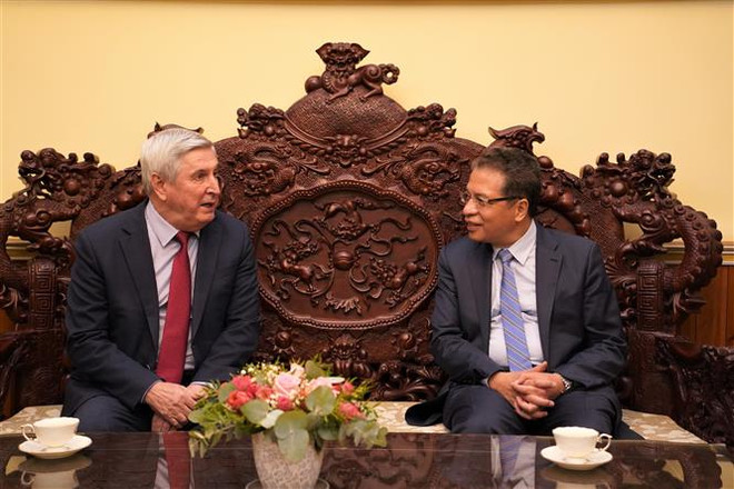 Đại sứ Đặng Minh Khôi trao đổi với Phó Chủ tịch thứ nhất Hạ viện Nga, Phó Chủ tịch KPRF Ivan Melnikov về thúc đẩy quan hệ song phương. (Ảnh: Duy Trinh/TTXVN) Phó Chủ tịch Hạ viện Nga: Quan hệ Nga-Việt phát triển ổn định ảnh 1