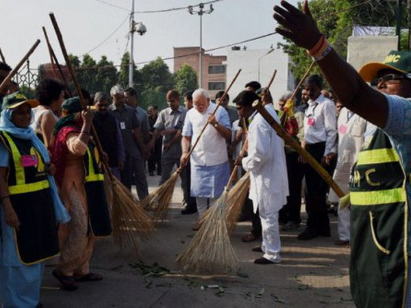 Thủ tướng Narendra Modi phát động chiến dịch “Làm sạch Ấn Độ” ảnh 1