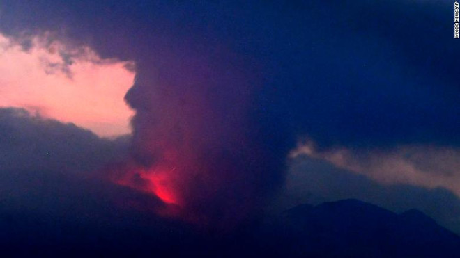 Hình ảnh núi lửa Sakurajima sáng 24/7. (Nguồn: CNN) Nhật Bản: Núi lửa Sakurajima phun trào ngày thứ 2 liên tiếp ảnh 1