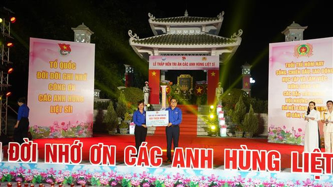 Tuổi trẻ Tây Ninh ủng hộ 100 triệu đồng cho quỹ đóng tàu CQ tặng chiến sỹ Trường Sa do Trung ương Đoàn phát động. (Ảnh: Thanh Tân/TTXVN) Tuổi trẻ cả nước thắp nến tri ân các anh hùng, liệt sỹ ảnh 6