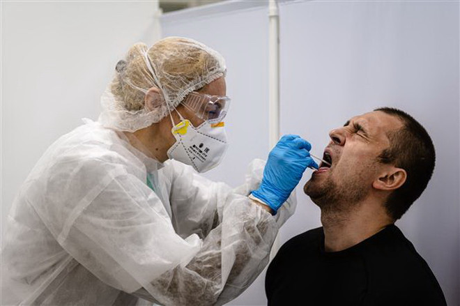 Nhân viên y tế lấy mẫu xét nghiệm COVID-19 tại Moskva, Nga. (Ảnh: AFP/TTXVN) Số ca nhiễm mới ở Nga chưa có dấu hiệu giảm, Ấn Độ thêm hơn 9.800 ca ảnh 1