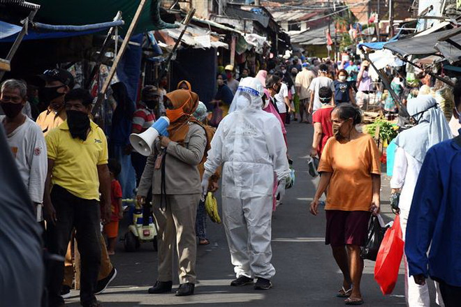 Nhân viên y tế kêu gọi người dân xét nghiệm COVID-19 tại một khu chợ ở Jakarta, Indonesia. (Ảnh: THX/TTXVN) Số ca nhiễm mới ở Nga chưa có dấu hiệu giảm, Ấn Độ thêm hơn 9.800 ca ảnh 3