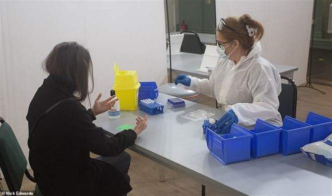 Xét nghiệm máu nhằm phát hiện nhanh người nhiễm COVID-19 tại trung tâm xét nghiệm ở Tây London, Anh. (Ảnh: Dailymail/TTXVN) Anh ngừng thử hydroxychloroquine điều trị cho bệnh nhân COVID-19 ảnh 1