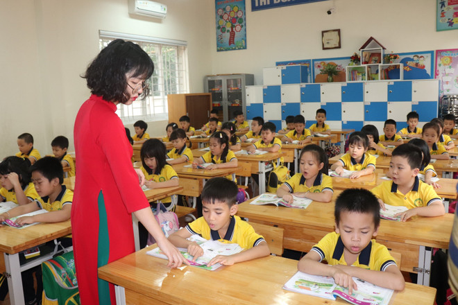 Giờ học của giáo viên và học sinh lớp 1, Trường Tiểu học Liên Bảo, thành phố Vĩnh Yên, tỉnh Vĩnh Phúc. (Ảnh: Nguyễn Thảo/TTXVN) ttxvn-giao vien.jpg