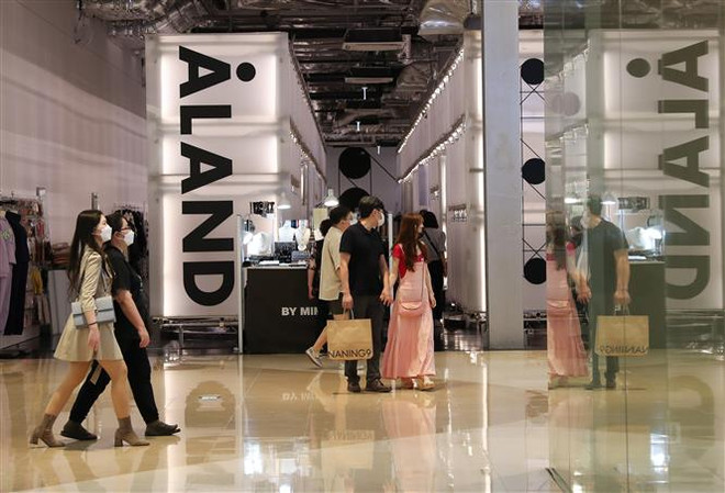 Người dân đeo khẩu trang phòng dịch COVID-19 tại Hanam, Hàn Quốc, ngày 24/9. (Ảnh: THX/TTXVN) Hàn Quốc không thay đổi lộ trình hồi phục theo từng giai đoạn ảnh 1