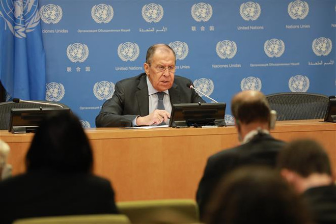 Ngoại trưởng Nga Sergey Lavrov phát biểu tại cuộc họp báo ở New York, Mỹ ngày 25/9. (Ảnh: THX/TTXVN) Nga cảnh báo mọi nỗ lực nhằm xói mòn vai trò trung tâm của LHQ ảnh 1