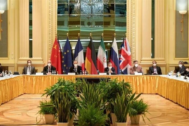 Toàn cảnh cuộc đàm phán giữa đại diện các cường quốc và Iran nhằm khôi phục thỏa thuận hạt nhân JCPOA tại Vienna, Áo ngày 20/4. (Ảnh: IRNA/TTXVN) Nga kêu gọi Mỹ tích cực hơn trong khôi phục thỏa thuận hạt nhân Iran ảnh 1