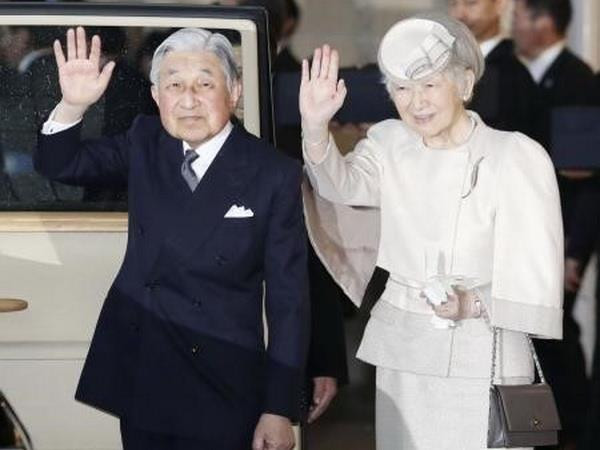 Nhật hoàng Akihito (trái) và Hoàng hậu Michiko (phải). (Ảnh: Kyodo/TTXVN) Nhật hoàng Akihito - Vị hoàng đế của nhân dân và của tình hữu nghị ảnh 2