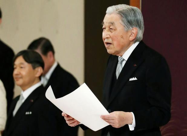 Nhật hoàng Akihito (phải) tại lễ thoái vị trong Hoàng cung ở Tokyo ngày 30/4/2019. (Ảnh: AFP/TTXVN) Nhật hoàng Akihito - Vị hoàng đế của nhân dân và của tình hữu nghị ảnh 1