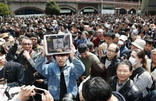 Người dân Nhật Bản tập trung tại nhà ga JR Shimbashi ở Tokyo, nghe công bố niên hiệu mới. (Ảnh: Kyodo/TTXVN) Người dân Nhật Bản ấn tượng sâu sắc về thời kỳ Bình Thành ảnh 1