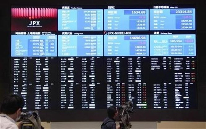 Bảng điện tử niêm yết chỉ số chứng khoán tại sàn giao dịch chứng khoán Tokyo, Nhật Bản. (Ảnh minh họa. Kyodo/TTXVN) Chứng khoán châu Á nối tiếp xu hướng tăng điểm trên toàn cầu ảnh 1
