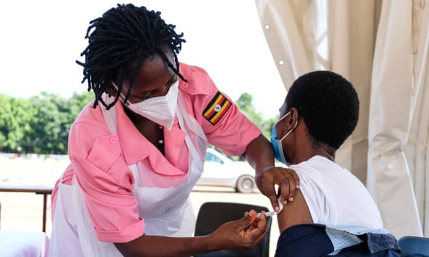 Tiêm vaccine phòng COVID-19 tại Uganda. (Nguồn: Xinhua) Giải bài toán thiếu hụt vaccine phòng COVID-19 cho châu Phi ảnh 1