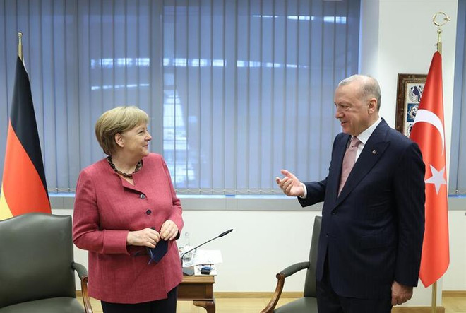 Tổng thống Thổ Nhĩ Kỳ Erdogan và Thủ tướng Đức Merkel. (Nguồn: hurriyetdailynews.com) Hội nghị NATO: Thổ Nhĩ Kỳ hy vọng cải thiện quan hệ với Hy Lạp ảnh 1