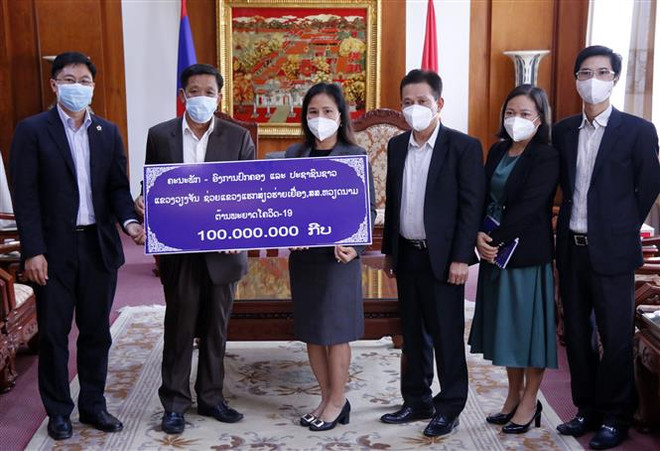Người dân Lào tiếp tục chung tay cùng Việt Nam chống dịch ảnh 1