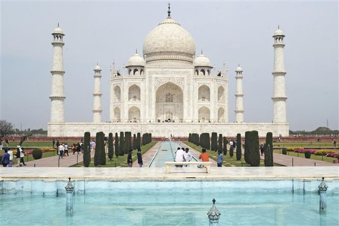 Dịch COVID-19: Ấn Độ mở cửa trở lại ngôi đền Taj Mahal ảnh 1