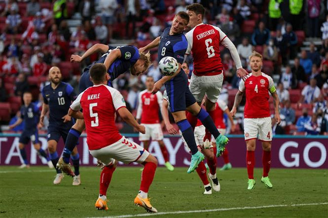 Cầu thủ Phần Lan Joel Pohjanpalo (giữa, trái) ghi bàn thắng mở tỷ số 1-0 vào lưới tuyển Đan Mạch. (Ảnh: AFP/TTXVN) Tuyển thủ Đan Mạch tiết lộ sự thật đằng sau quyết định trở lại thi đấu ảnh 1