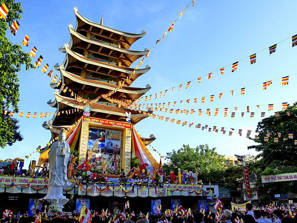 Đại lễ Phật đản 2014 tại Việt Nam Quốc tự (Thành phố Hồ Chí Minh). (Ảnh: Thế Anh/TTXVN) Nhiều tỉnh, thành phố tổ chức kỷ niệm lễ Phật đản 2014 ảnh 1