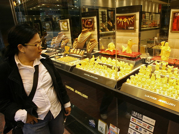 Cửa hàng bán đồ trang sức ở Hong Kong. (Ảnh: AFP/TTXVN) Nhân tố Ukraine vẫn chưa đủ lực để giúp vàng lên giá ảnh 1