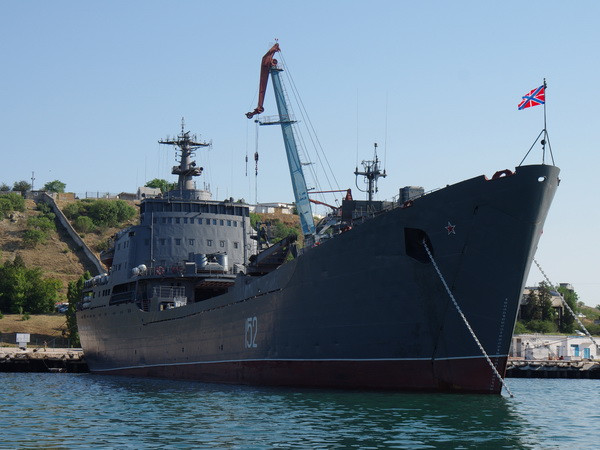 Tàu khu trục thuộc Hạm đội biển Đen của Nga tại vịnh Sevastopol (Ukraine). (Ảnh: THX/TTXVN) Nước Nga kỷ niệm 231 năm thành lập Hạm đội Biển Đen ảnh 1