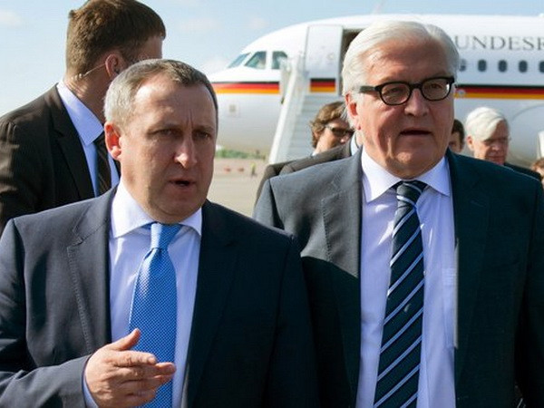 HTML clipboard Ngoại trưởng Ukraine Andrei Deshchytsia (trái) đón ông Frank-Walter Steinmeier tại sân bay Ukraine. (Nguồn: rte.ie) Bầu cử tổng thống là yếu tố giúp Ukraine thoát khủng hoảng ảnh 1