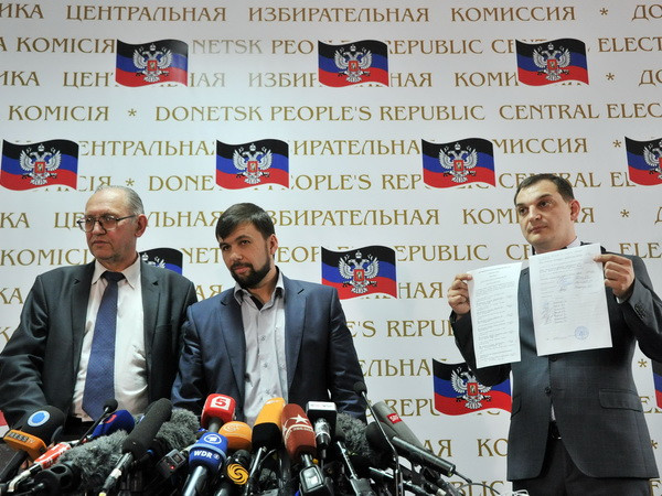 Phát biểu trong cuộc họp báo tại Donetsk, miền đông Ukraine, Thống đốc tự xưng của tỉnh Donetsk Denis Pushilin (giữa) cho biết khu vực sẽ không tham gia cuộc bầu cử Tổng thống do Chính quyền lâm thời Ukraine tổ chức. (Ảnh: AFP/TTXVN) "Phải thảo luận về quyền của các khu vực Ukraine trước 25/5" ảnh 1