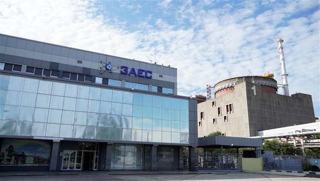 Quang cảnh nhà máy điện hạt nhân Zaporizhzhia ở Enerhodar, miền Đông Ukraine. (Ảnh: AFP/TTXVN) Quan chức Nga và IAEA thảo luận về an ninh tại nhà máy Zaporizhzhia ảnh 1