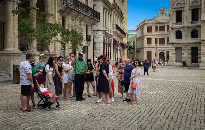 Khách du lịch Nga tham quan thủ đô La Habana, Cuba. (Ảnh: AFP/TTXVN) Lượng du khách nước ngoài đến Cuba tăng cao trong 4 tháng đầu năm ảnh 1