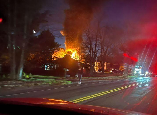 Máy bay đâm vào tòa nhà ở Mỹ, không ai trên máy bay sống sót ảnh 1