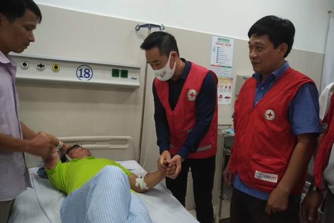 Hội Chữ thập Đỏ thăm hỏi nạn nhân vụ lật xe tại Quảng Bình ảnh 2