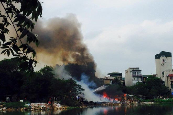 [Video] Hiện trường vụ cháy khu nhà tạm ven hồ Linh Quang ảnh 1