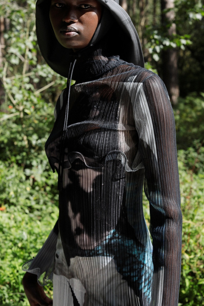 Thiên nhiên nở rộ trên những sáng tạo Xuân Hè 2021 của Burberry ảnh 12