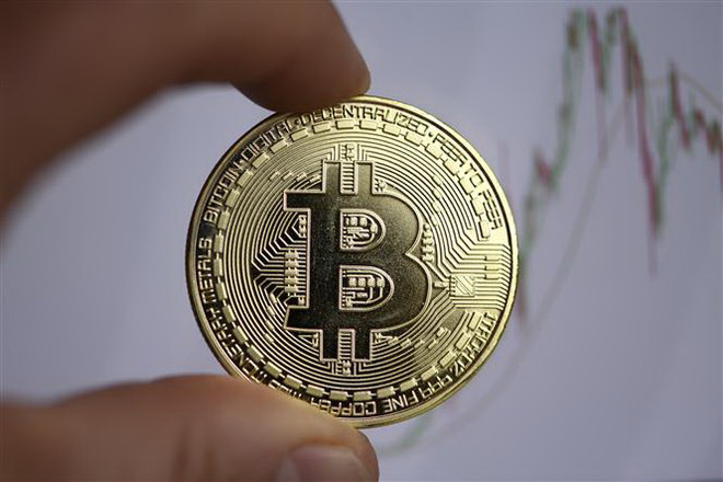 Đồng Bitcoin tại Dortmund, miền Tây nước Đức. (Ảnh: AFP/TTXVN) Giá đồng tiền Bitcoin lên mức cao kỷ lục trong hơn một năm ảnh 1