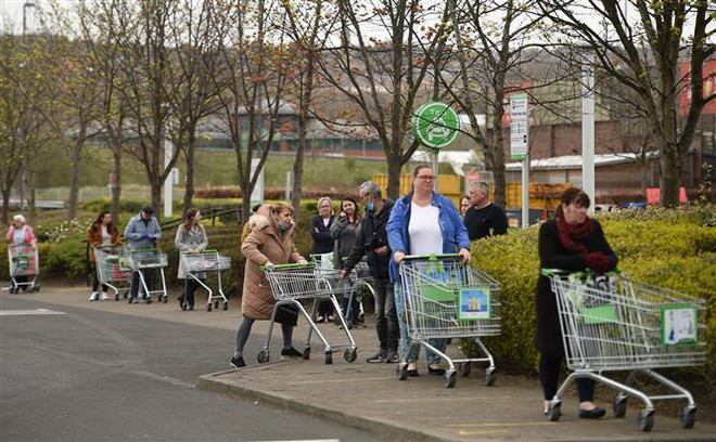 Người dân xếp hàng chờ mua sắm bên ngoài một siêu thị ở Gateshead, Anh. (Ảnh: AFP/TTXVN) Anh xác nhận thỏa thuận thương mại tạm thời với các nước EFTA ảnh 1
