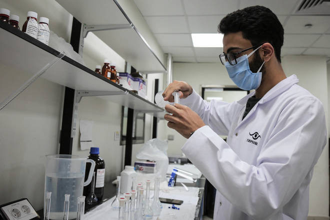 Roche hợp tác bào chế thuốc điều trị COVID-19 qua đường uống ảnh 1