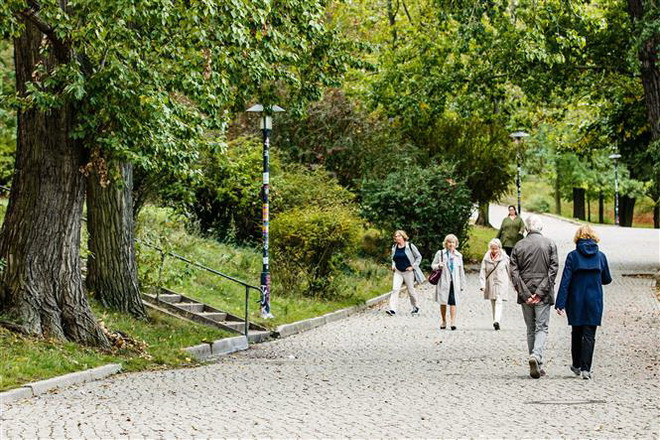 Người dân tại Berlin, Đức. (Ảnh: THX/TTXVN) Đức: Lo ngại phong tỏa, chỉ số lòng tin tiêu dùng có xu hướng giảm ảnh 1