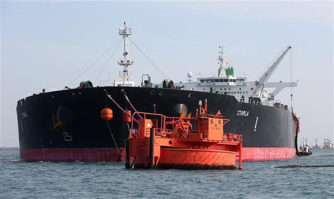 Tàu chở dầu Starla của Iran kết nối với một kho chứa dầu của Công ty năng lượng Hàn Quốc SK ở ngoài khơi Ulasan, vùng biển đông nam Hàn Quốc. (Ảnh: EPA/TTXVN) Chính phủ Mỹ gia tăng sức ép mạnh đối với Iran trong tuần này ảnh 1