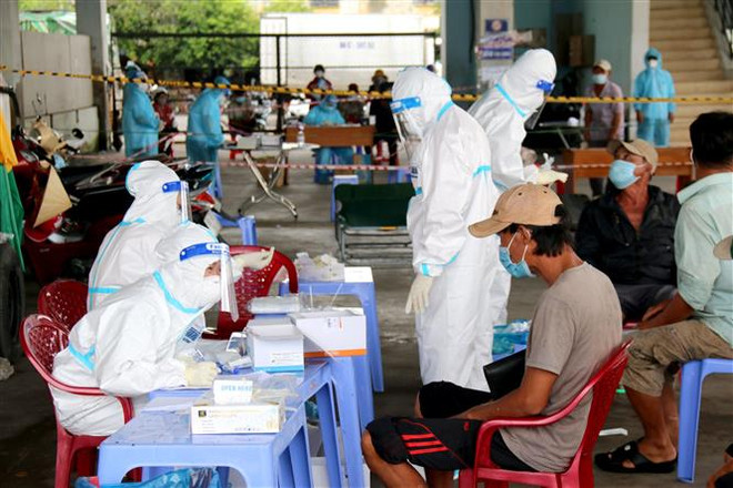 Thực hiện khai báo y tế và lấy mẫu xét nghiệm toàn bộ số lao động trong cảng và số ngư dân trên các tàu cá vào khu vực cảng cá Phan Thiết. (Ảnh: Nguyễn Thanh/TTXVN) Tỉnh Bình Thuận tạm dừng hoạt động Cảng cá Phan Thiết để phòng dịch ảnh 2