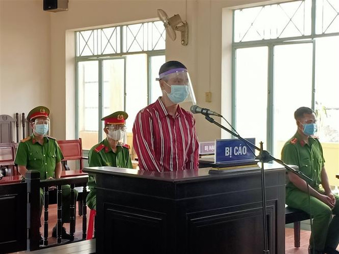 Bị cáo Trần Bảo Toàn bị tuyên phạt một năm tù giam. (Ảnh: TTXVN phát) Lĩnh án tù vì cầm dao chống đối lực lượng làm nhiệm vụ chống dịch ảnh 2