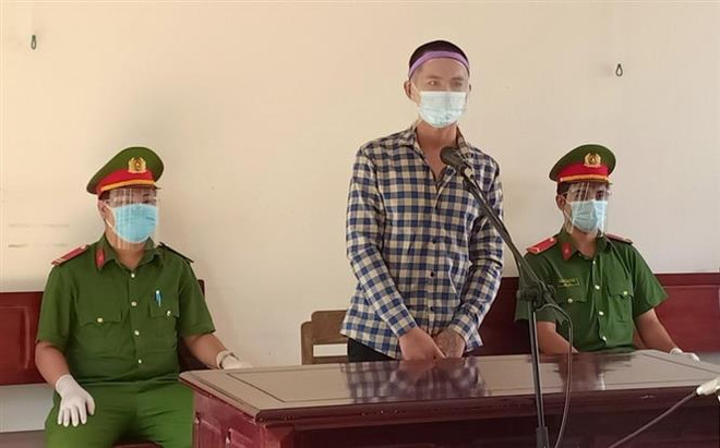 Bị cáo Phan Đình Phủ bị tuyên phạt 4 năm tù giam do tấn công lực lượng làm nhiệm vụ phòng, chống dịch COVID-19. (Ảnh: TTXVN phát) Lĩnh án tù vì cầm dao chống đối lực lượng làm nhiệm vụ chống dịch ảnh 1