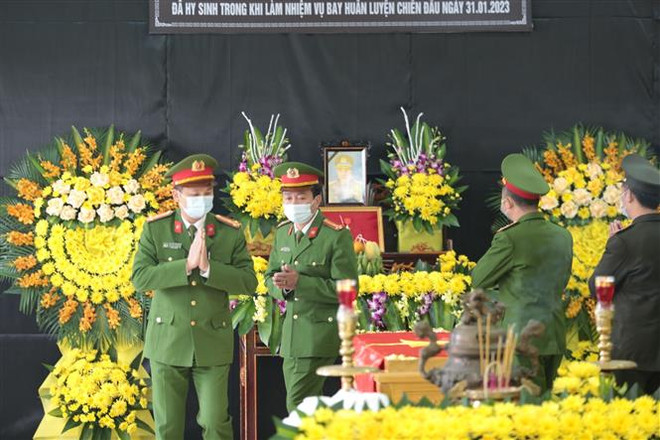 Đồng đội, gia đình đưa tiễn Thiếu tá phi công Trần Ngọc Duy ảnh 3