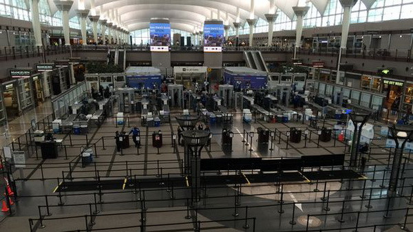 Gần 1.350 chuyến bay bị hủy do bão tuyết hoành hành tại Mỹ ảnh 1