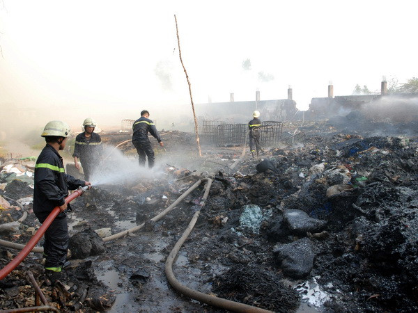 Hỏa hoạn thiêu rụi gần 3.000m2 xưởng sản xuất đồ gỗ ảnh 1