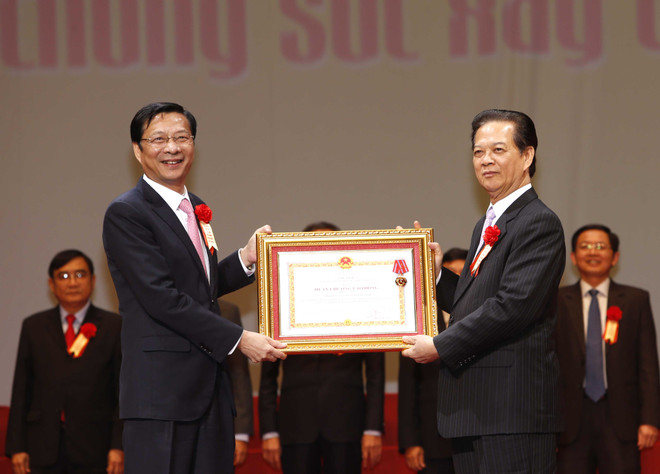 Trao Huân chương cho tập thể làm tốt xây dựng nông thôn mới ảnh 1