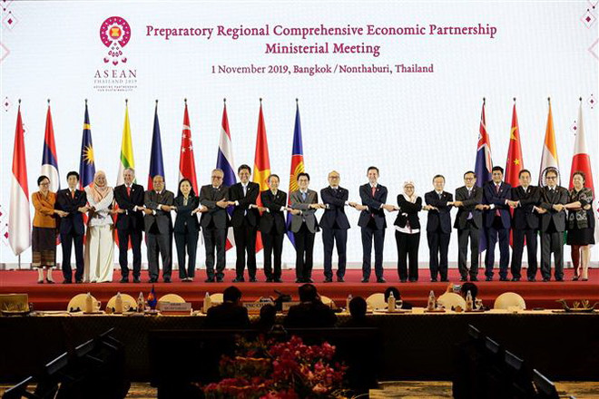 Các đại biểu chụp ảnh chung tại Hội nghị Cấp Bộ trưởng về Hiệp định Đối tác kinh tế toàn diện khu vực (RCEP) ở Nontha Buri, Thái Lan ngày 1/11/2019. (Ảnh: Lý Hữu Kiên/TTXVN) Ký kết RCEP sẽ góp phần khôi phục kinh tế khu vực sau dịch COVID-19 ảnh 1