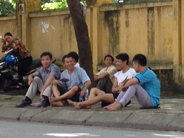 Phụ huynh căng mình cùng sỹ tử ngày đầu tiên thi đại học ảnh 4