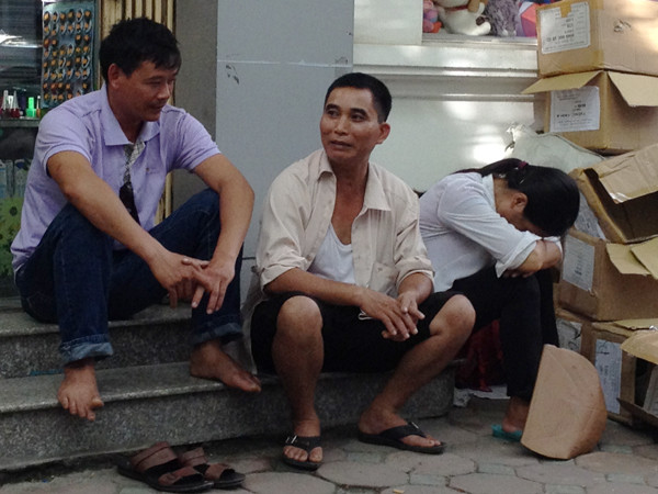 Phụ huynh căng mình cùng sỹ tử ngày đầu tiên thi đại học ảnh 3